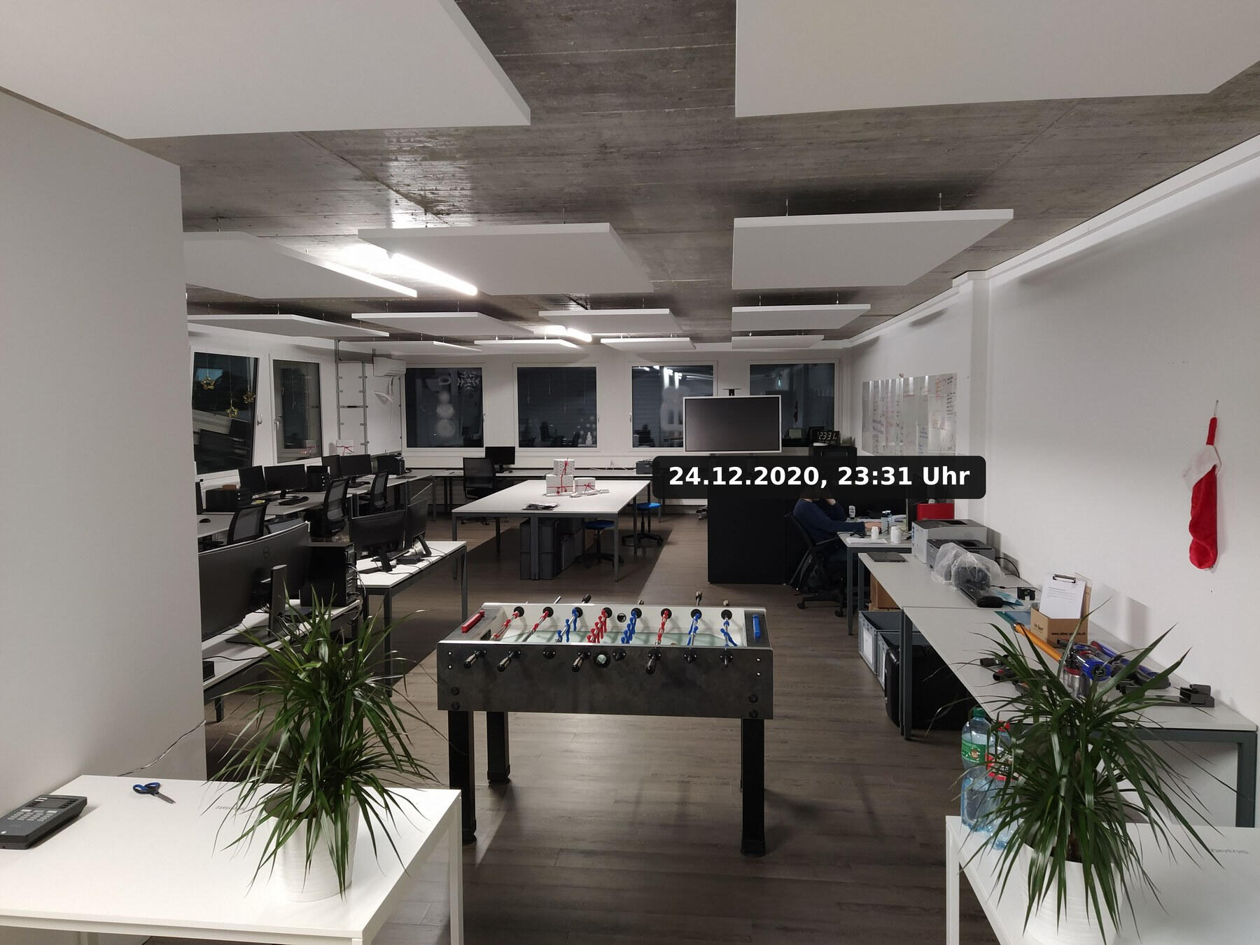 Raphael Lee, Inhaber Olteia Schweiz, bei seinem alten Arbeitgeber Raphael Lee, Inhaber Olteia Schweiz, bei seinem alten Arbeitgeber, Lee-Sport, im Büro an Heiligabend kurz vor Mitternacht.